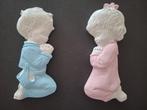 Vintage wandbeeldjes van biddende kinderen (2 stuks), Ophalen, Zo goed als nieuw