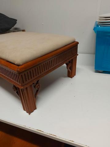 Vintage voetenbank beschikbaar voor biedingen