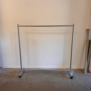 Kledingrek met Wielen beschikbaar voor biedingen