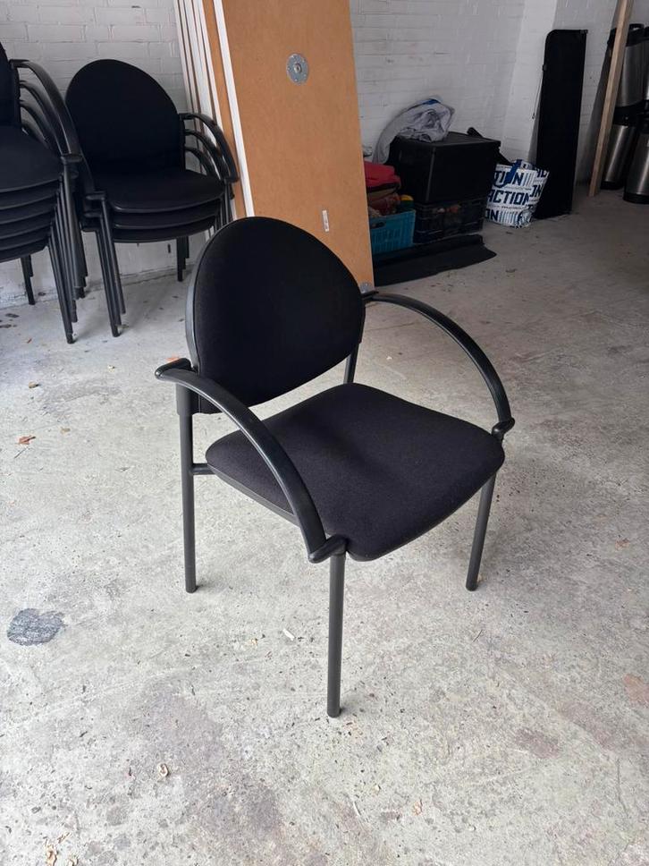 10 nette zwarte stapelbare stoelen – comfortabel en stevig, Huis en Inrichting, Stoelen, Zo goed als nieuw, Vijf, Zes of meer stoelen