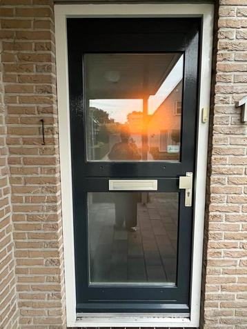 Hard houten voordeur beschikbaar voor biedingen
