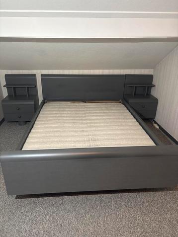 Grijze Tweepersoons Bed met Nachtkastjes