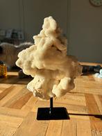 Witte Chalcedoon op standaard, Verzamelen, Mineralen en Fossielen, Ophalen of Verzenden, Mineraal