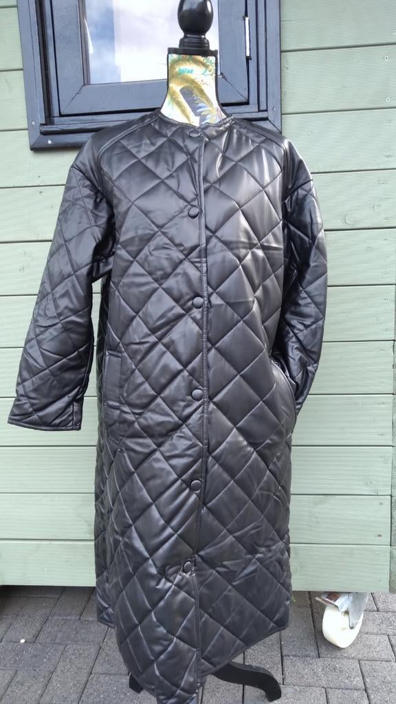 Zwarte lange jas faux leather quilted oversized S, Kleding | Dames, Jassen | Winter, Verzenden, Nieuw, Maat 36 (S), Zara