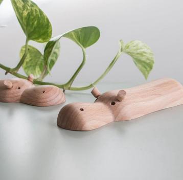 Nieuwe handgemaakte houten nijlpaarden beschikbaar voor biedingen