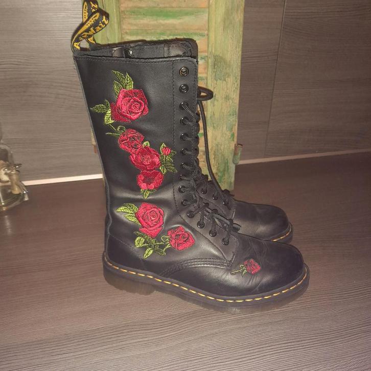 Dr. Martens hoge laarzen Vonda black met Rozen - Maat 39, Kleding | Dames, Schoenen, Zo goed als nieuw, Hoge laarzen, Zwart, Ophalen of Verzenden