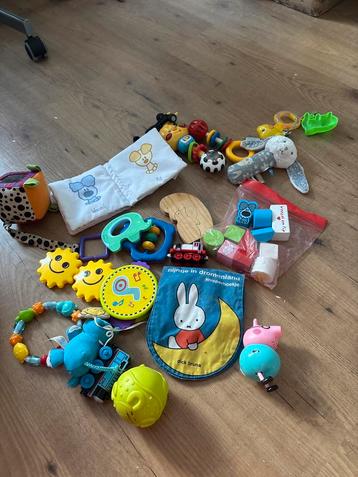 Baby Speelgoed Pakket - Rammelaars, Blokken, Boekjes beschikbaar voor biedingen