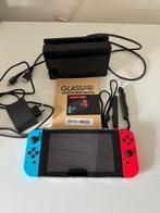 Nintendo switch v2, Spelcomputers en Games, Spelcomputers | Nintendo Switch, Ophalen, Zo goed als nieuw, Met 2 controllers, Switch 2019 Upgrade