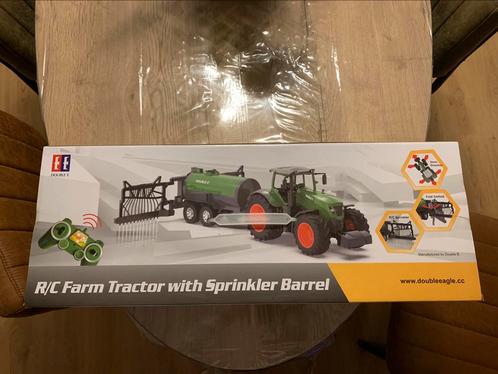 Rc Farm Tractor met sprinkler tank bij schaal 1/16 in doos, Hobby en Vrije tijd, Modelbouw | Radiografisch | Auto's, Nieuw, Auto offroad