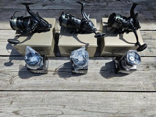 Daiwa 22 emblem br 10000 Baitrunner nieuw, Watersport en Boten, Hengelsport | Karpervissen, Zo goed als nieuw, Molen, Ophalen of Verzenden