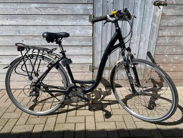 Damesfiets - Zwarte stadsfiets beschikbaar voor biedingen