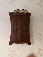 Houten Wandkastje, Ophalen
