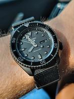 Seiko 5 Ref. SRPD79K1 Blacked Out, Sieraden, Tassen en Uiterlijk, Horloges | Heren, Seiko, Staal, Polshorloge, Kunststof