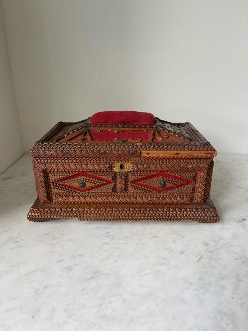 Antieke houten kist | Tramp art | 1914-15 | houtsnijwerk, Antiek en Kunst, Curiosa en Brocante, Ophalen of Verzenden