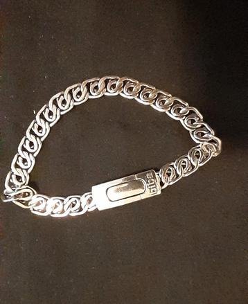 Armbantje beschikbaar voor biedingen