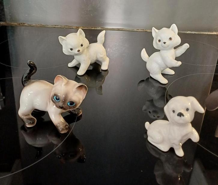 Porseleinen beeldjes: 3 poesjes en 1 hondje, Antiek en Kunst, Antiek | Keramiek en Aardewerk, Ophalen of Verzenden
