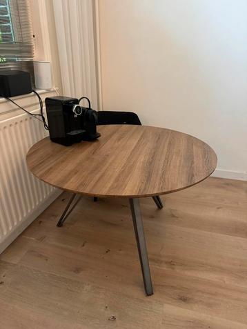 Ronde eettafel hout met stalen frame beschikbaar voor biedingen