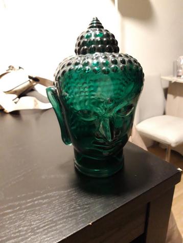 Groene Boeddha hoofd van glas beschikbaar voor biedingen