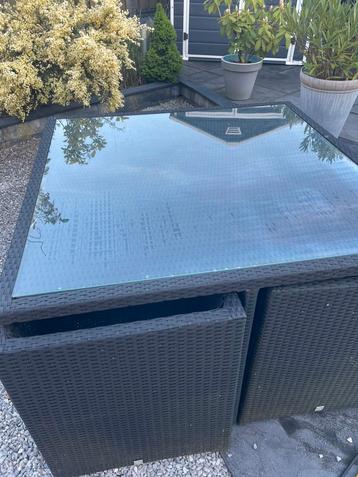 Gratis ophalen tuintafel met 4 stoelen beschikbaar voor biedingen