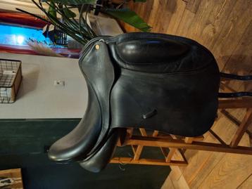 KM dressuurzadel 18 inch beschikbaar voor biedingen