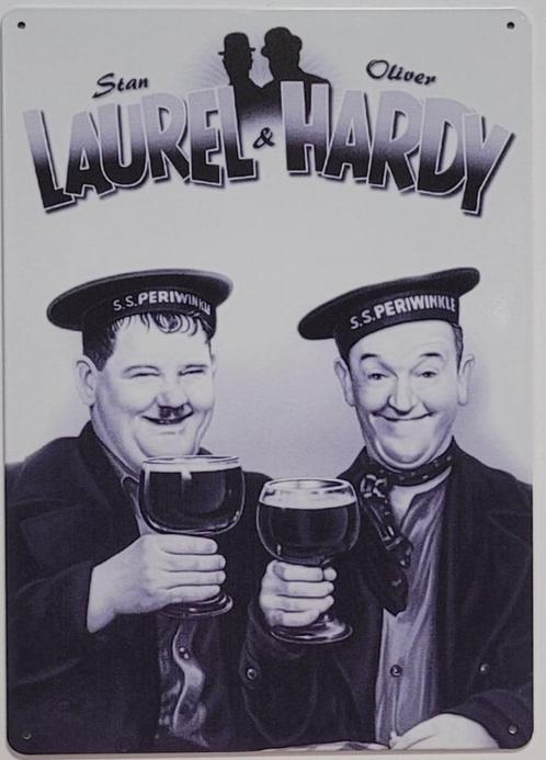 Laurel en Hardy staand reclamebord van metaal wandbord deco, Verzamelen, Muziek, Artiesten en Beroemdheden, Nieuw, Foto of Kaart