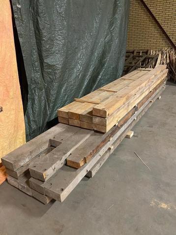 Vuren houten balken beschikbaar voor biedingen