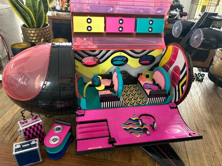 L.O.L vliegtuig met accessoires - Zo Goed Als Nieuw!, Kinderen en Baby's, Speelgoed | Speelgoedvoertuigen, Zo goed als nieuw, Ophalen