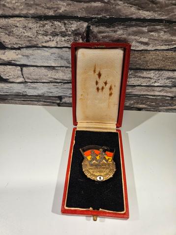Medaille onderscheiding DDR Oost Duitsland  beschikbaar voor biedingen