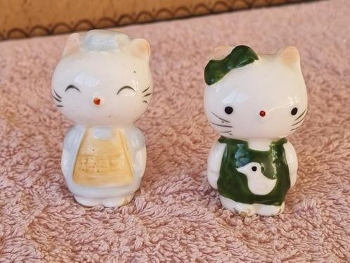 2 Lieve Kleine Vintage Katten Beeldjes Hello Kitty Porselein, Verzamelen, Beelden en Beeldjes, Gebruikt, Dier, Verzenden