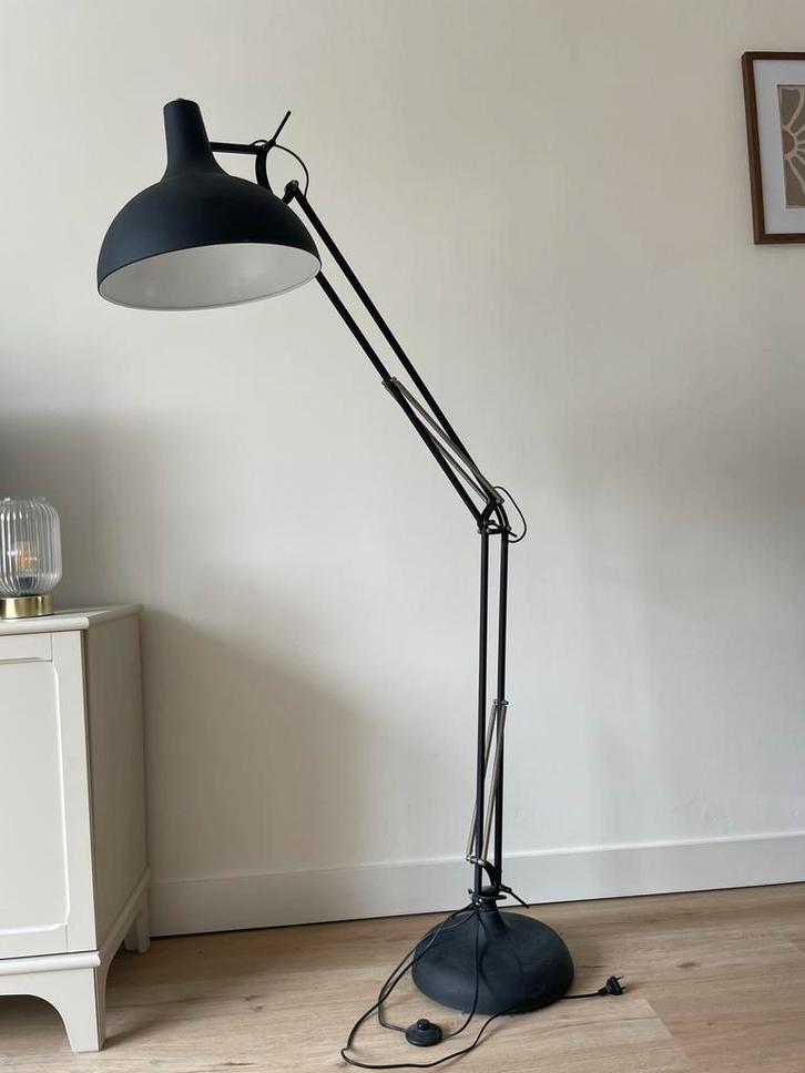 Zwarte Staande Lamp - Stijlvol & Functioneel, Huis en Inrichting, Lampen | Vloerlampen, Gebruikt, 150 tot 200 cm, Metaal, Ophalen