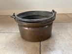 Oud koperen (bloem)pot- ketel met hengsel, Tuin en Terras, Overige materialen, Gebruikt, Minder dan 30 cm, Rond