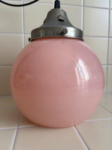Antieke Franse hanglamp, art deco, roze lamp, bollamp beschikbaar voor biedingen
