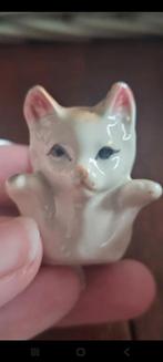 Vintage Poezenbeeldje met gravure van een cijfer, Verzamelen, Beelden en Beeldjes, Ophalen of Verzenden, Zo goed als nieuw, Dier