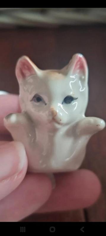 Vintage Poezenbeeldje met gravure van een cijfer  beschikbaar voor biedingen