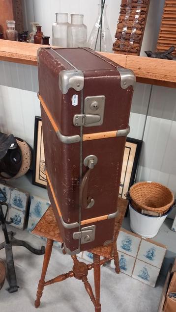Vintage Bruine #hoekjesKoffer met Metalen Details beschikbaar voor biedingen