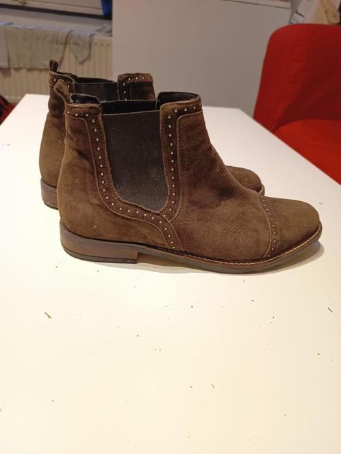 Enkellaarsjes / korte laarsjes bruin met palletten maat 39, Kleding | Dames, Schoenen, Zo goed als nieuw, Lage of Enkellaarzen