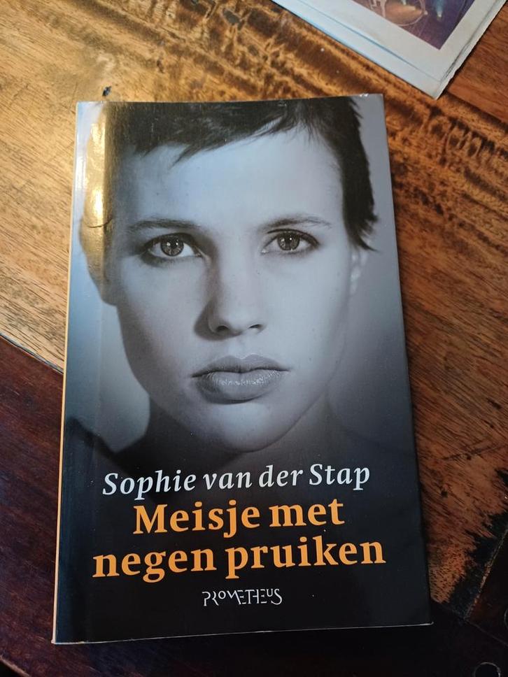 Meisje met negen pruiken - Sophie van der Stap, Boeken, Biografieën, Zo goed als nieuw, Overige, Ophalen of Verzenden
