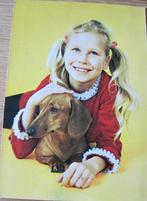 Meisje met teckel - zeventiger jaren, Verzamelen, Verzenden, 1960 tot 1980, Gelopen, Hond of Kat