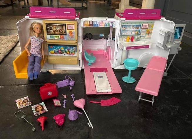 Barbie 2-in-1 Ambulance auto & ziekenhuis kliniek, Kinderen en Baby's, Speelgoed | Overig, Gebruikt, Meisje, Ophalen of Verzenden