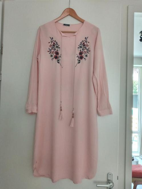 M lange huisjurk roze met 2 bloemtak borduur 2 koord kwast, Kleding | Dames, Jurken, Zo goed als nieuw, Maat 38/40 (M), Roze, Onder de knie