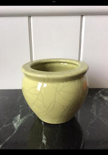 Klein eggshell boempotje porselein geel / groen / limegroen. beschikbaar voor biedingen