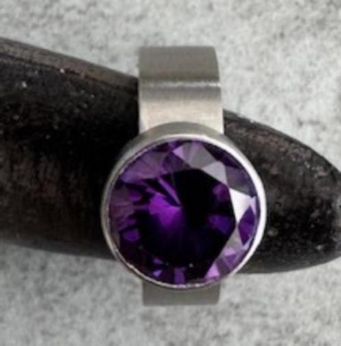 Melano ring met paarse steen, Sieraden, Tassen en Uiterlijk, Ringen, Gebruikt, Dame, 17 tot 18, Zilver, IJzer of Staal, Ophalen of Verzenden