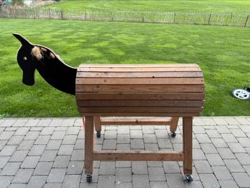 Houten paard op wielen beschikbaar voor biedingen