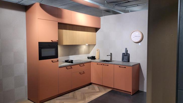 Showroomkeuken CEREZO NCS-KLEUR | RICHARD EIKEN, Huis en Inrichting, Keuken | Complete keukens, Zo goed als nieuw, Hoekkeuken