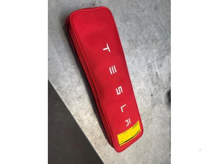 EHBO kit van een Tesla Model X, Gebruikt, -, Overige automerken, -