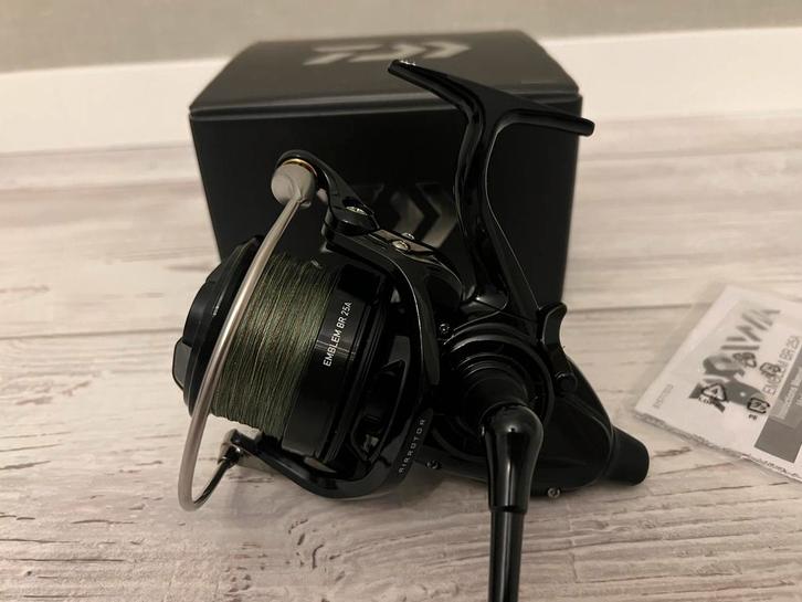 Daiwa Emblem BR 25 A ONGEBRUIKT!, Watersport en Boten, Hengelsport | Karpervissen, Nieuw, Molen, Ophalen of Verzenden
