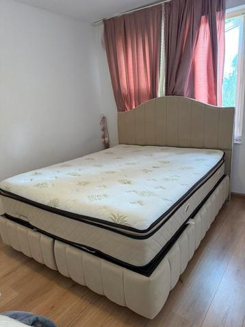 Tweepersoonsbed beschikbaar voor biedingen