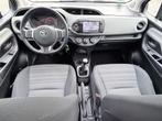 Toyota Yaris 1.3 VVT-i Aspiration, NAP, Camera, Navigatie, Auto's, Toyota, Stof, Gebruikt, 4 cilinders, Bedrijf