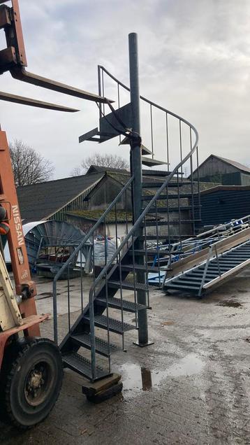 Stalen wenteltrap gegalvaniseerd beschikbaar voor biedingen