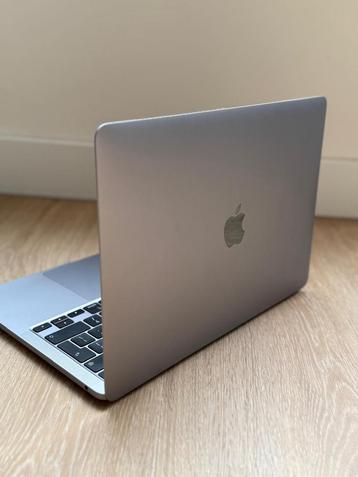 Macbook pro in perfecte staat beschikbaar voor biedingen
